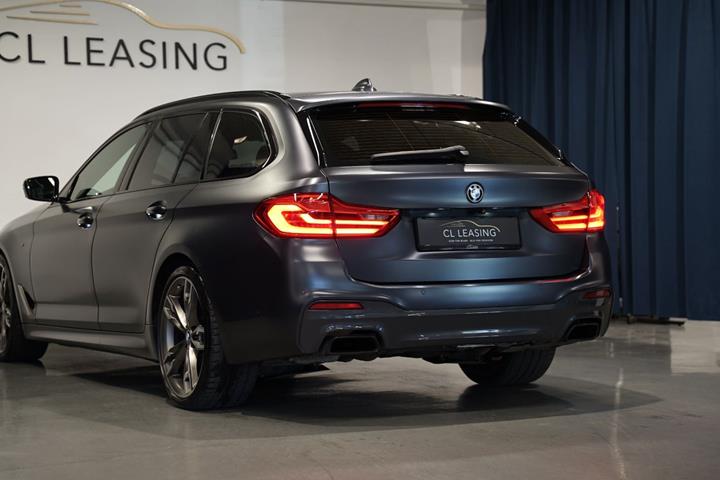 Grå BMW M550d fra 2019