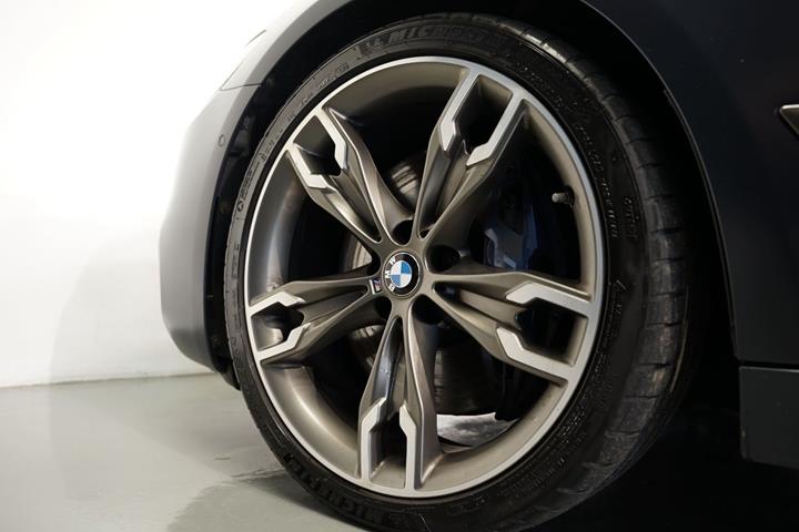Grå BMW M550d fra 2019