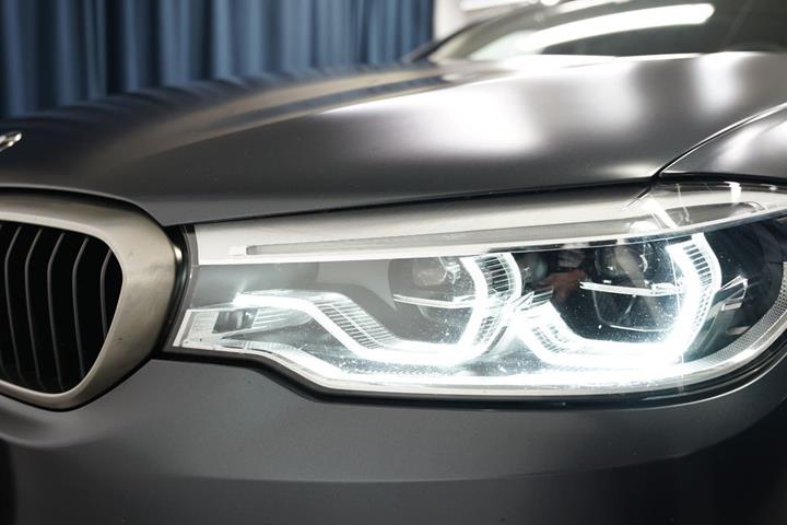Grå BMW M550d fra 2019