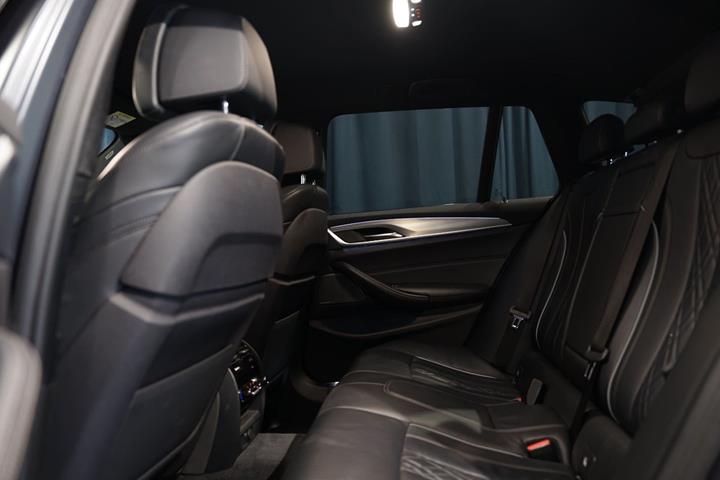 Grå BMW M550d fra 2019