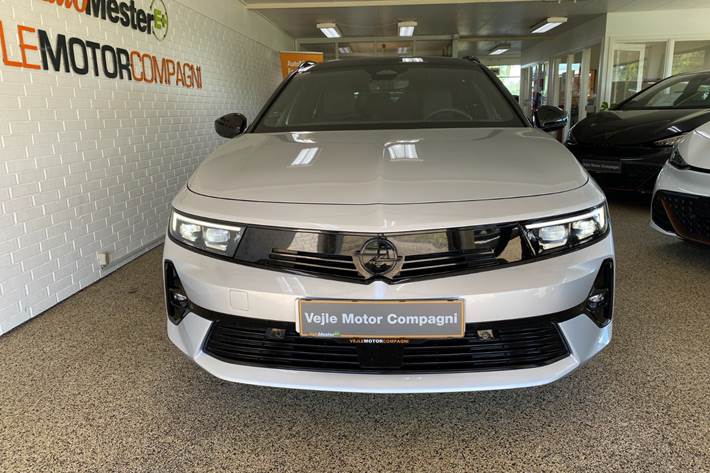 Sølv Opel Astra-e fra 2024