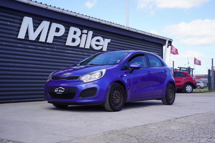 Blå Kia Rio fra 2013 set udefra