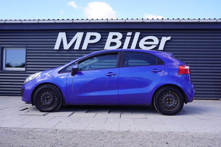 Blå Kia Rio fra 2013