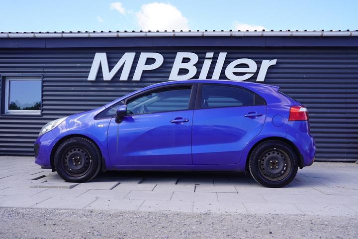 Blå Kia Rio fra 2013