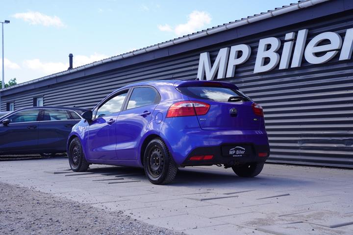 Blå Kia Rio fra 2013