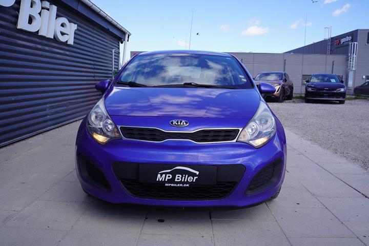 Blå Kia Rio fra 2013