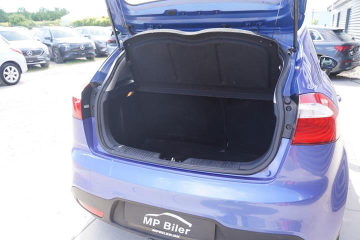 Blå Kia Rio fra 2013