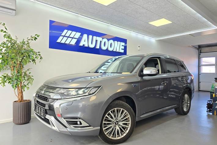 Sølv Mitsubishi Outlander fra 2019
