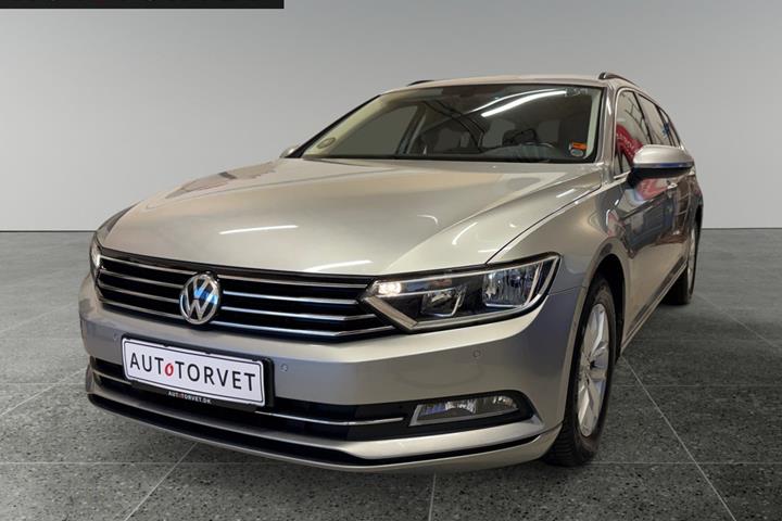 Sølv VW Passat fra 2017 set udefra