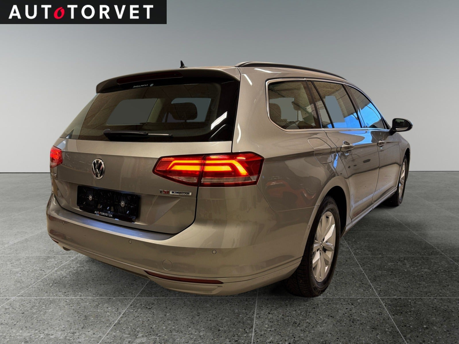 Sølv VW Passat fra 2017