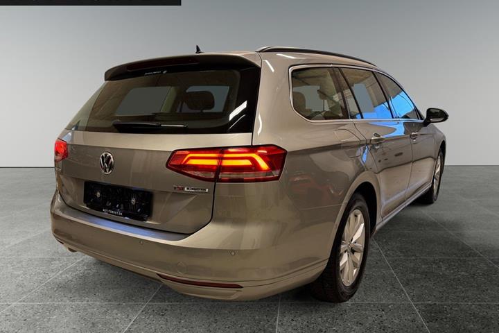 Sølv VW Passat fra 2017