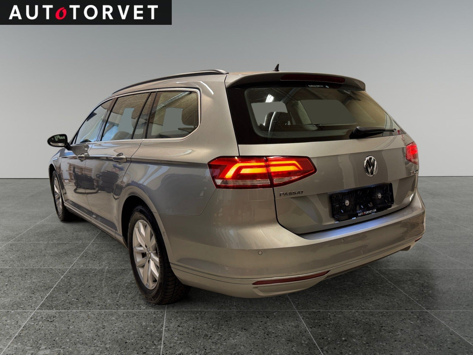 Sølv VW Passat fra 2017