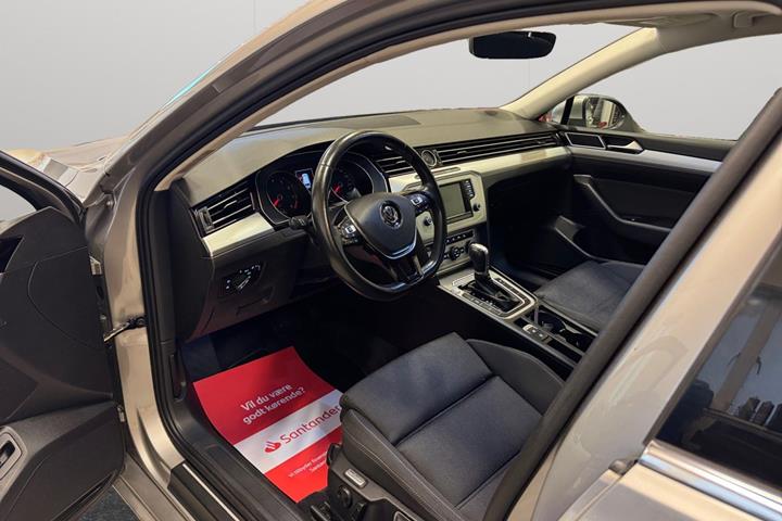 Sølv VW Passat fra 2017