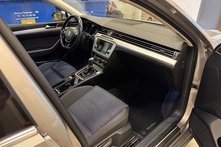 Sølv VW Passat fra 2017