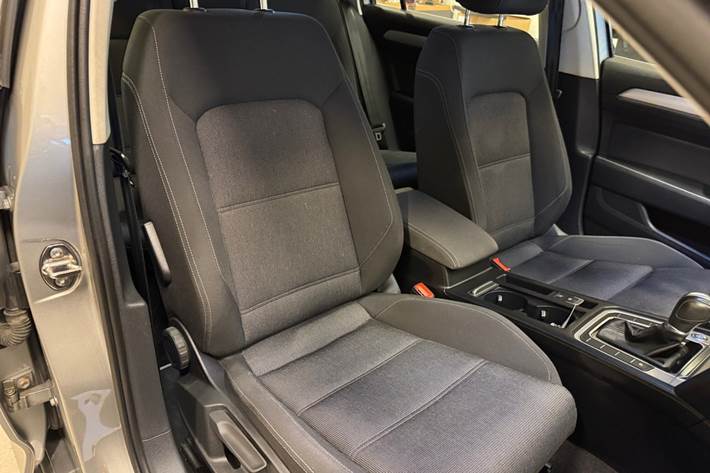 Sølv VW Passat fra 2017