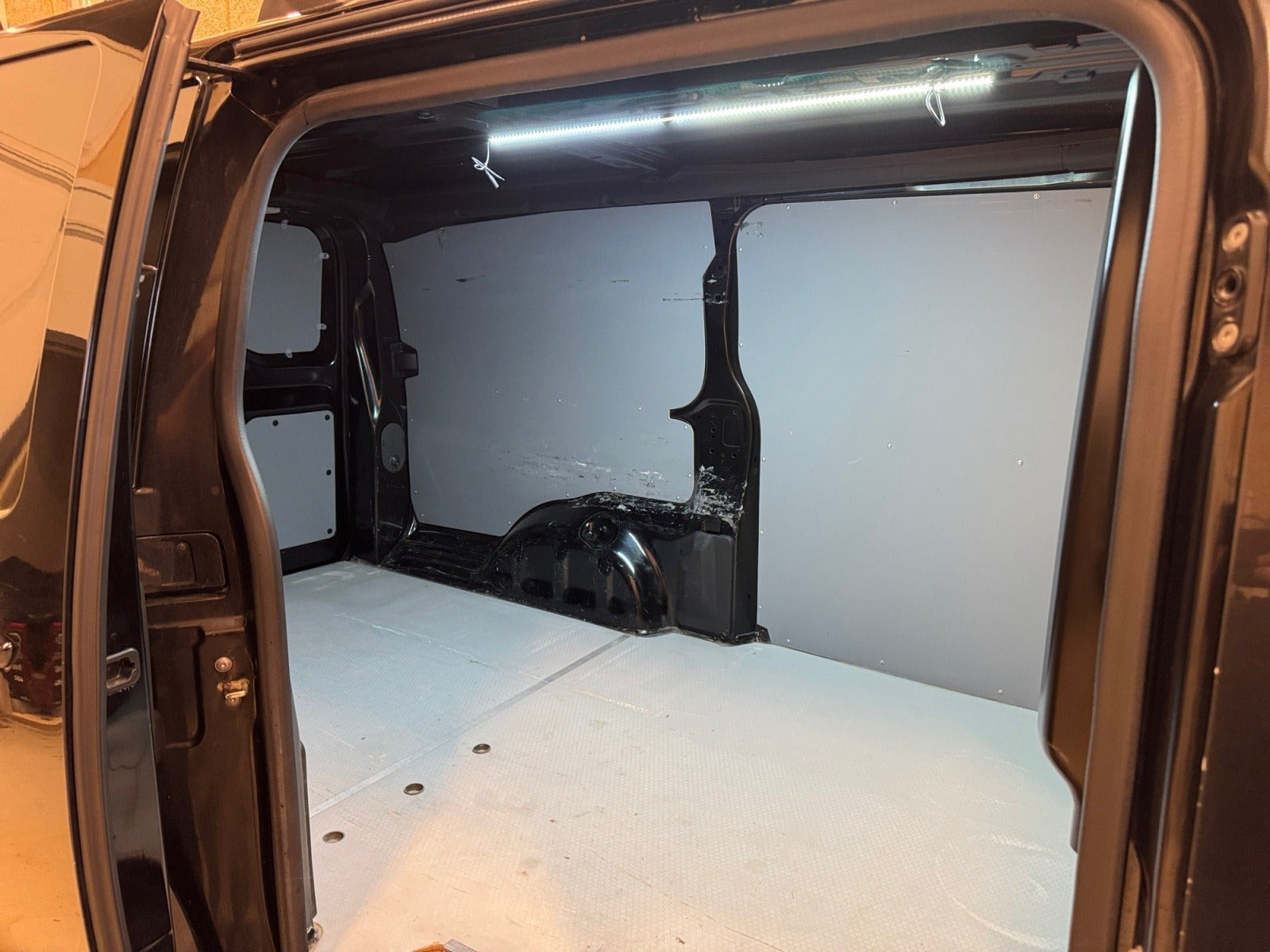 Sort Opel Vivaro fra 2020