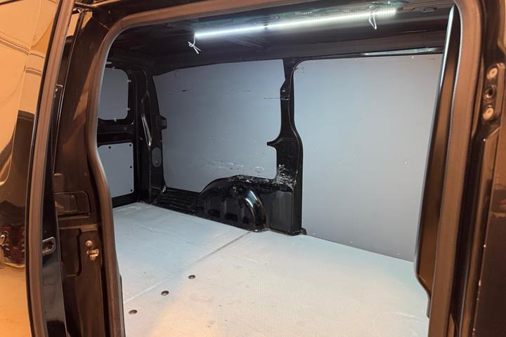 Sort Opel Vivaro fra 2020