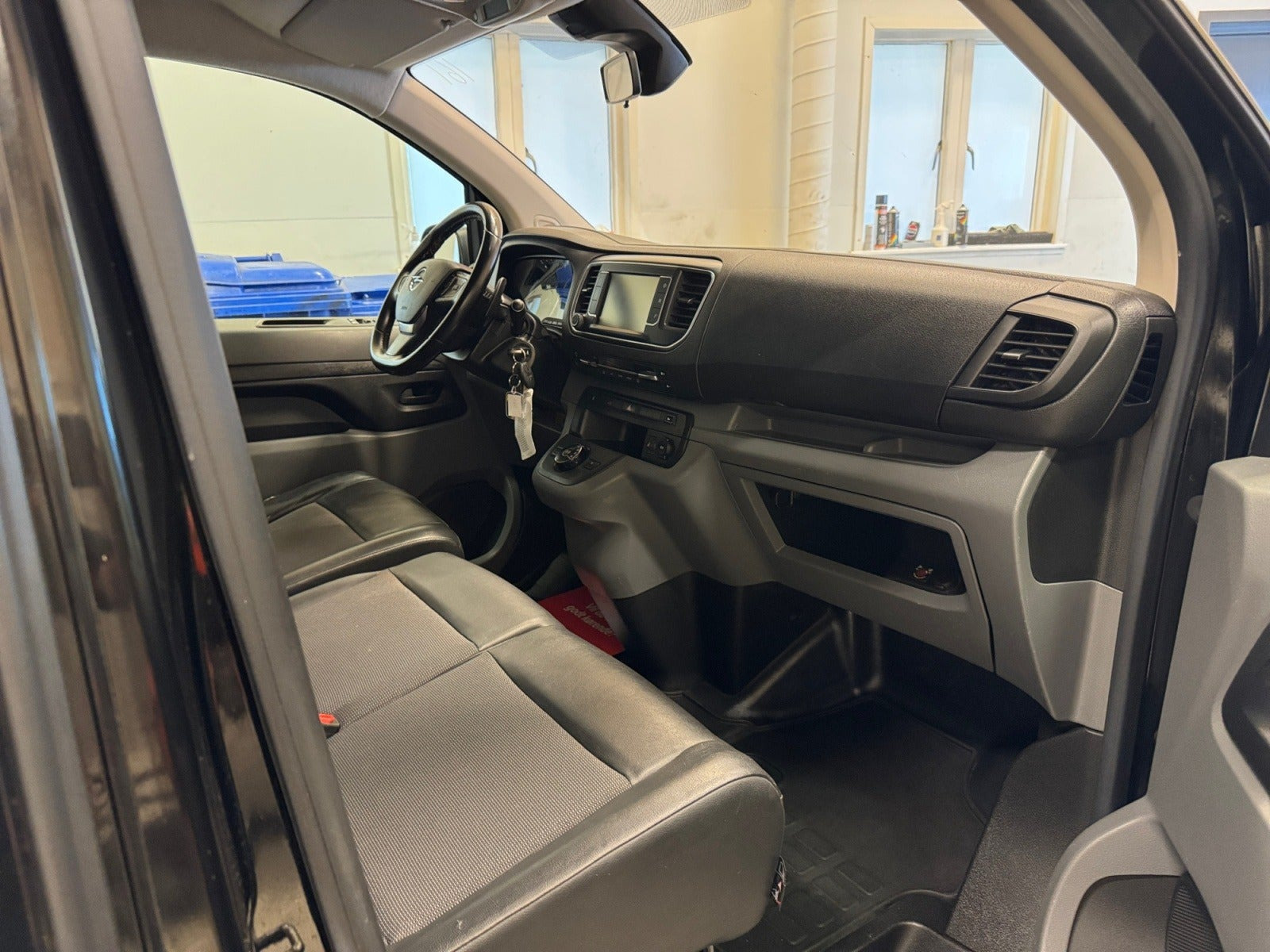 Sort Opel Vivaro fra 2020