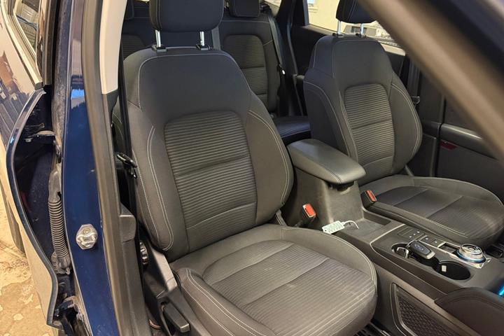 Blå Ford Kuga fra 2020