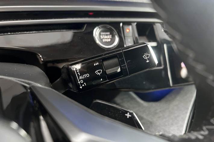Hvid Peugeot e-3008 fra 2025