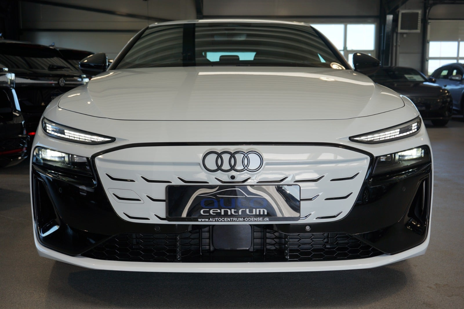 Hvid Audi A6 e-tron fra 2025