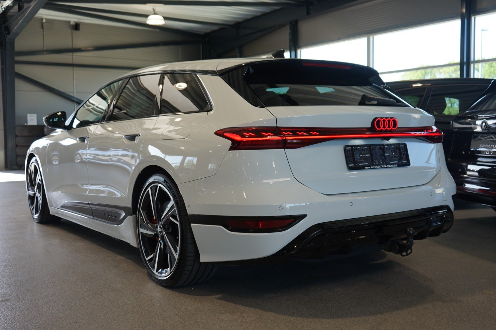 Hvid Audi A6 e-tron fra 2025