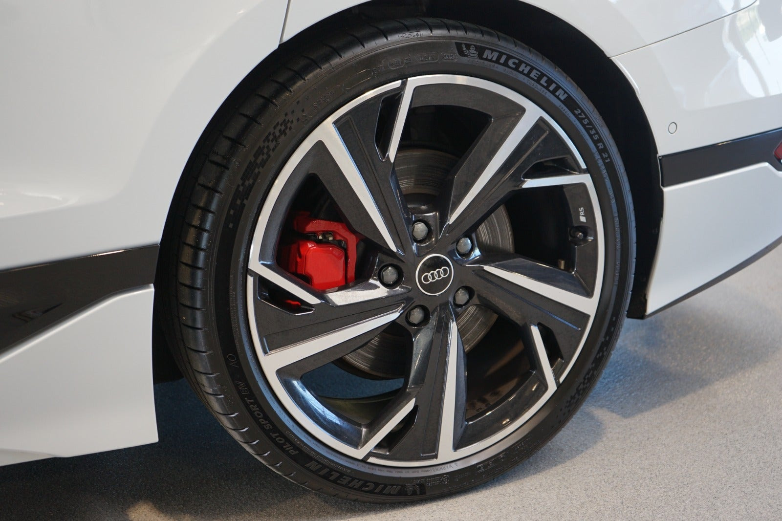 Hvid Audi A6 e-tron fra 2025