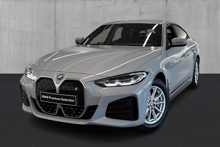 Grå BMW i4 fra 2023 set udefra