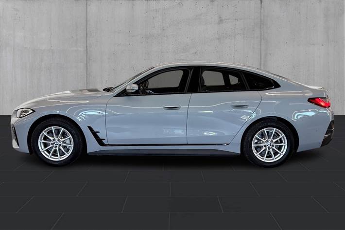 Grå BMW i4 fra 2023