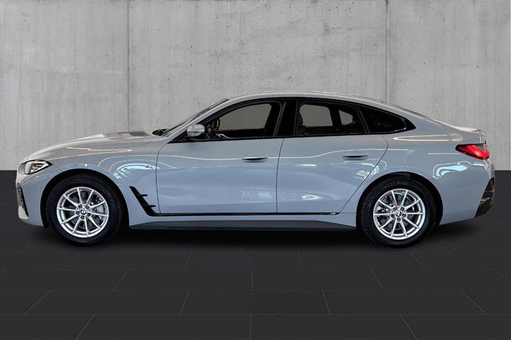 Grå BMW i4 fra 2023