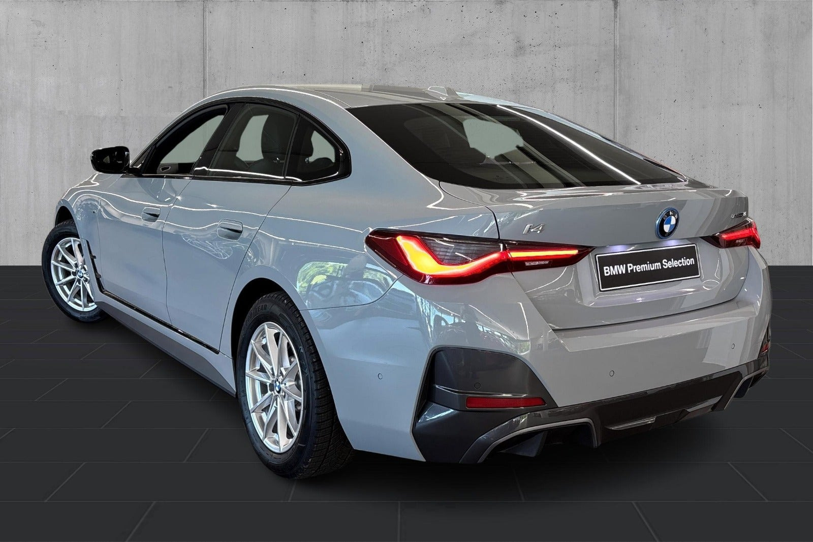 Grå BMW i4 fra 2023