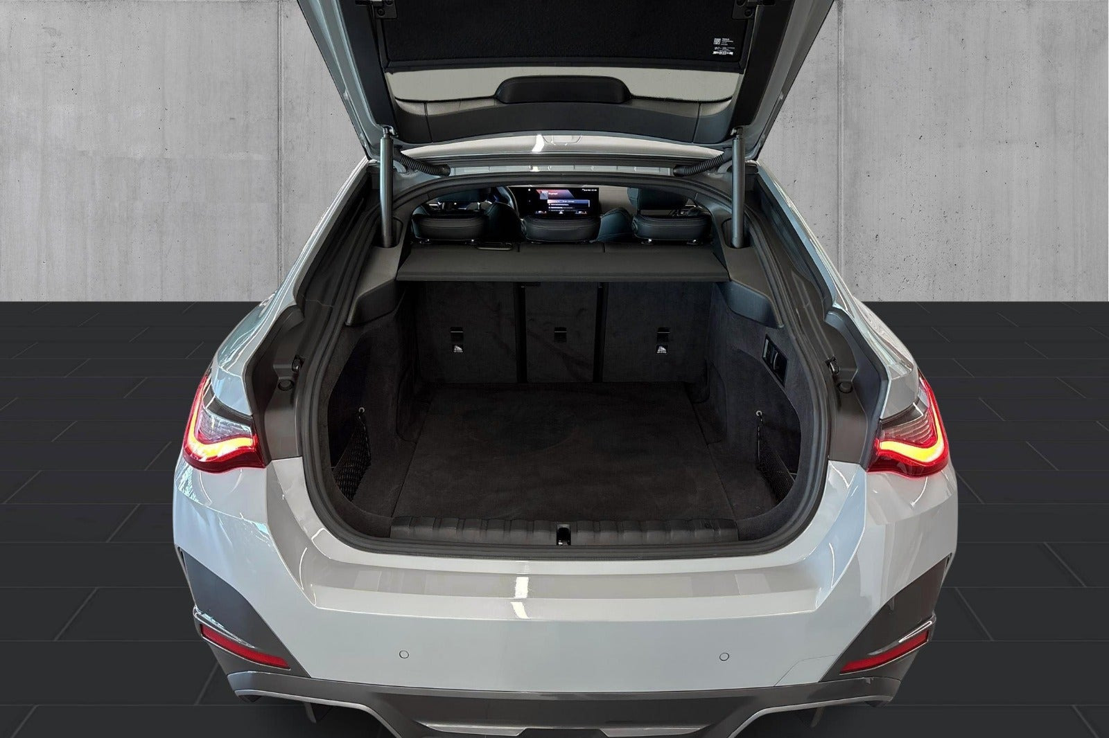 Grå BMW i4 fra 2023