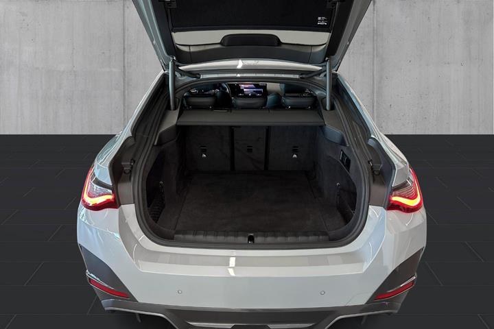 Grå BMW i4 fra 2023