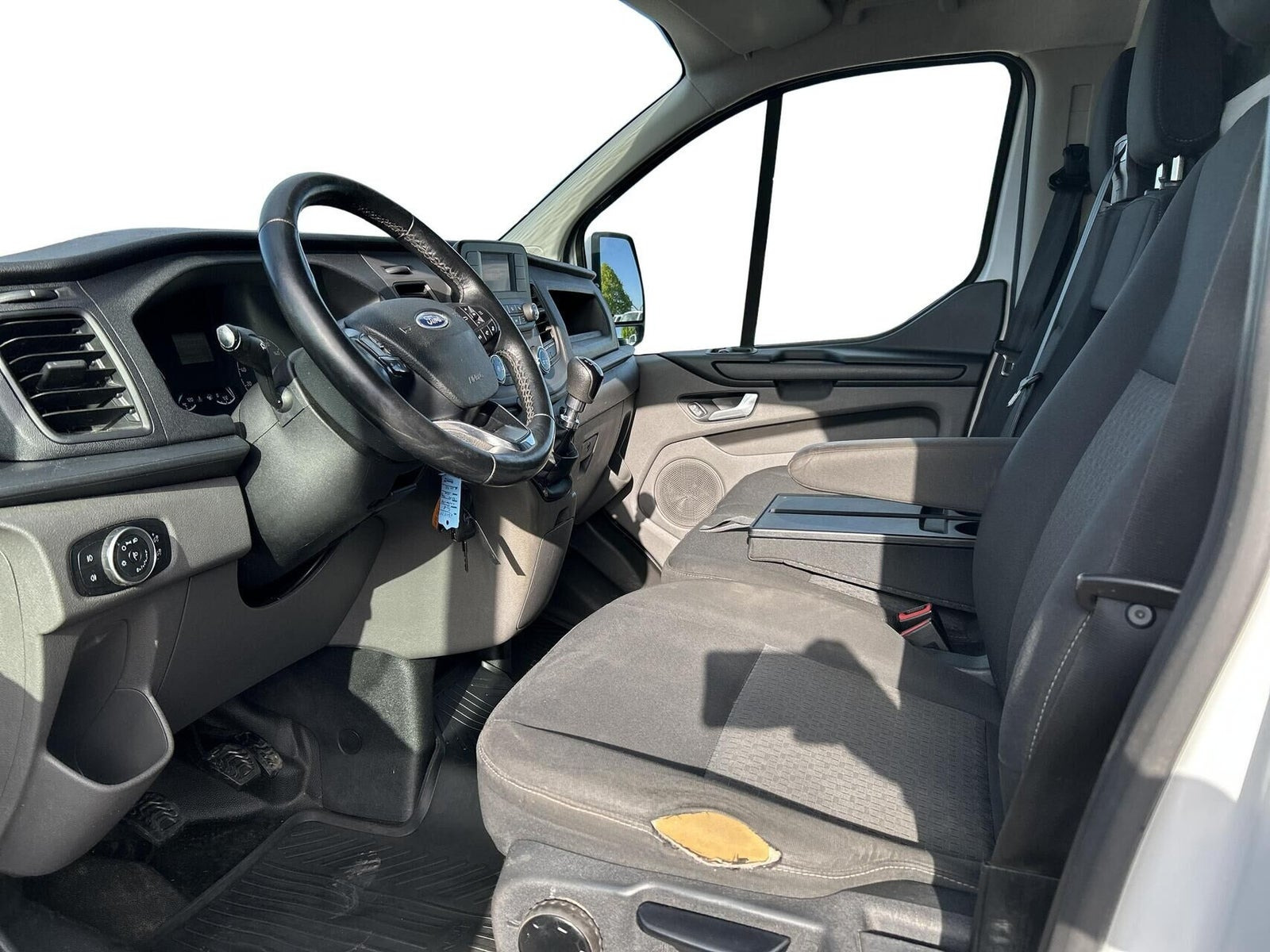 Hvid Ford Transit Custom 340 L1 fra 2020 set indefra