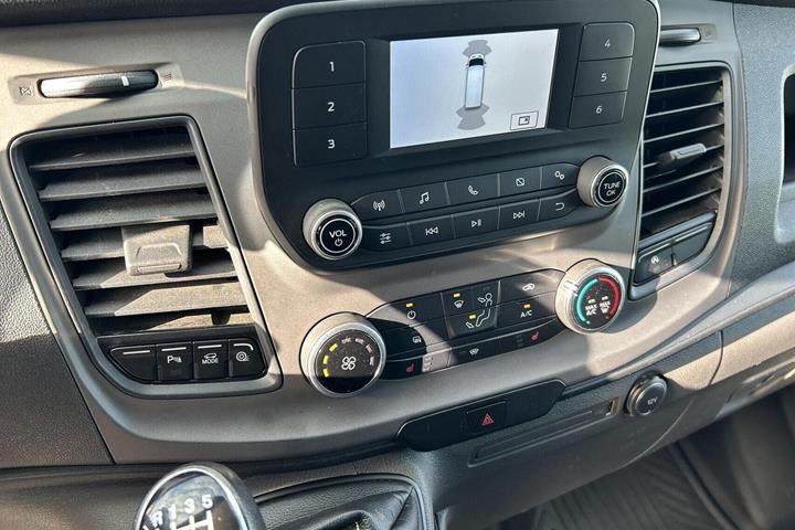 Hvid Ford Transit Custom 340 L1 fra 2020 set indefra