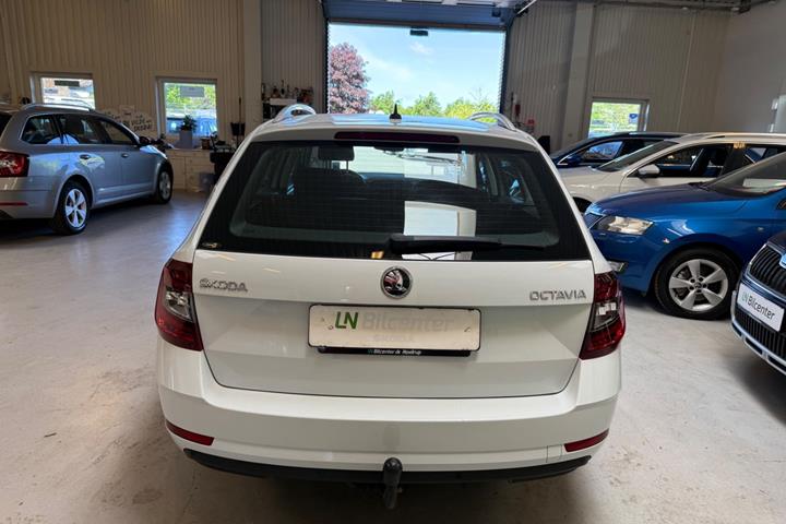 Hvid Skoda Octavia fra 2020