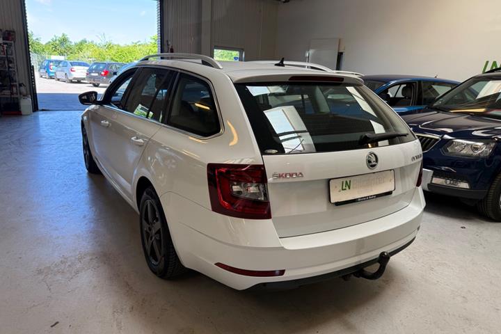 Hvid Skoda Octavia fra 2020
