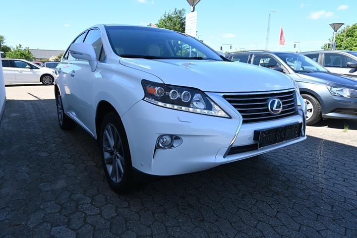 Hvid Lexus RX450h fra 2013 set udefra
