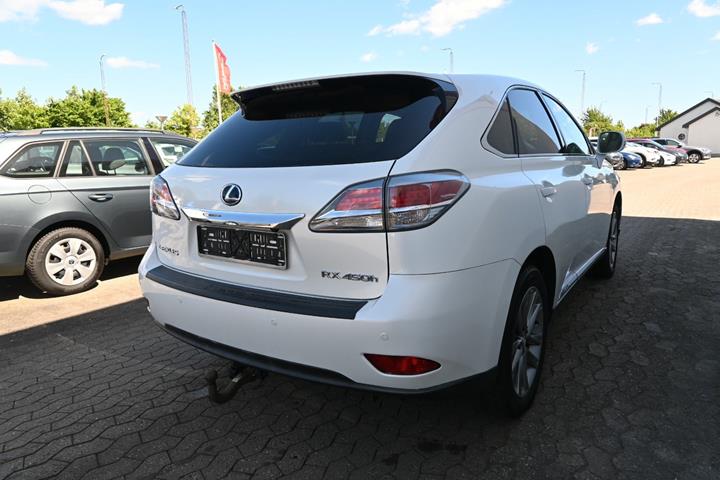 Hvid Lexus RX450h fra 2013 set udefra
