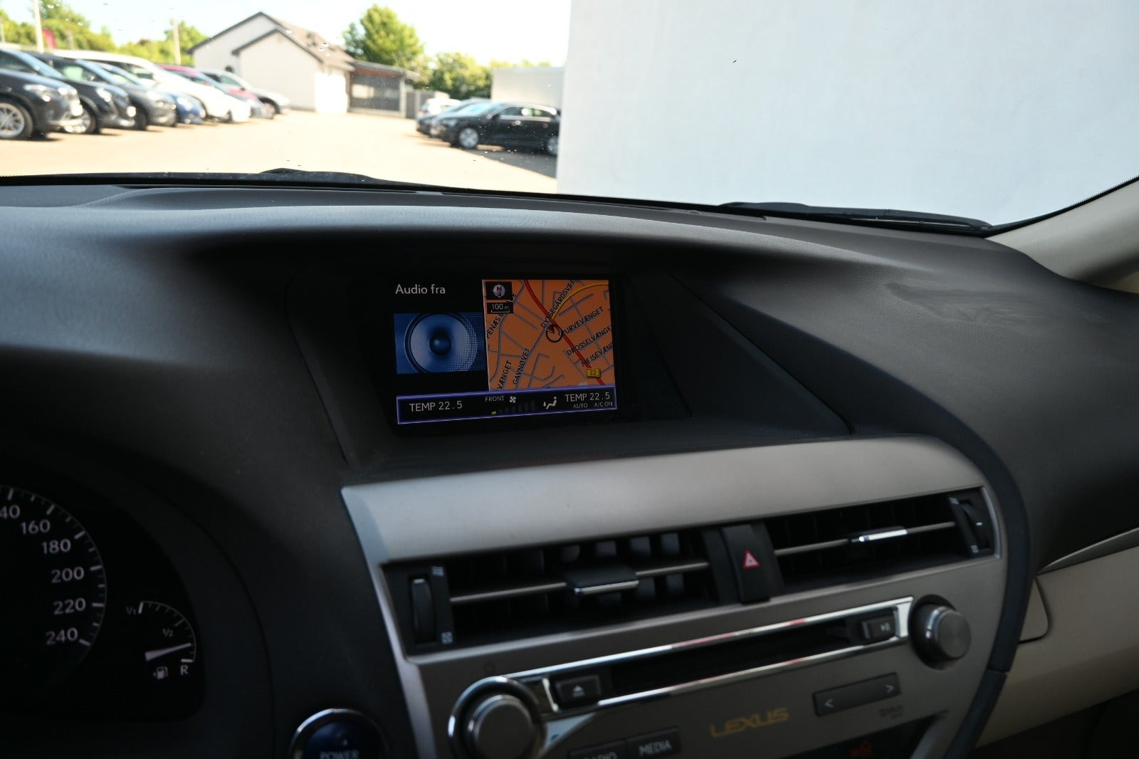 Hvid Lexus RX450h fra 2013 set indefra