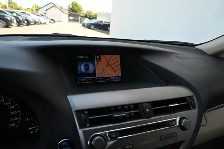 Hvid Lexus RX450h fra 2013 set indefra