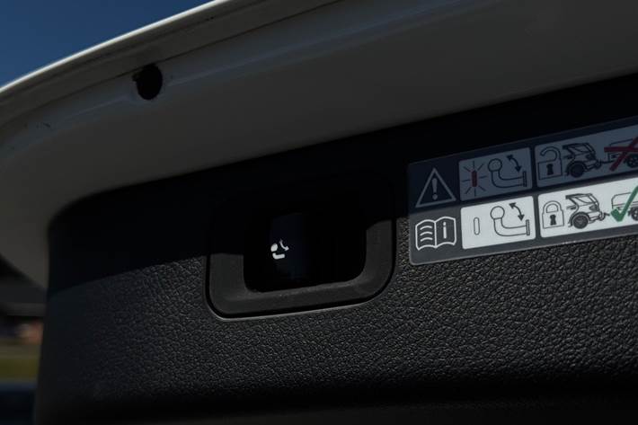 Hvid Mercedes C300 e fra 2023