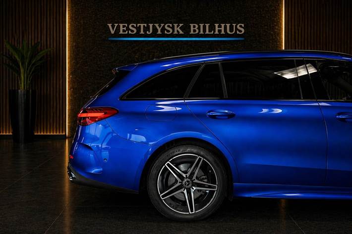 Blå Mercedes C300 e fra 2023