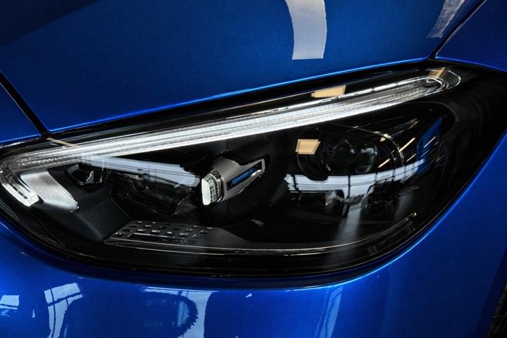 Blå Mercedes C300 e fra 2023