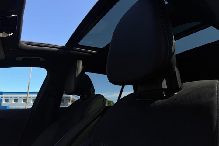 Blå Mercedes C300 e fra 2023
