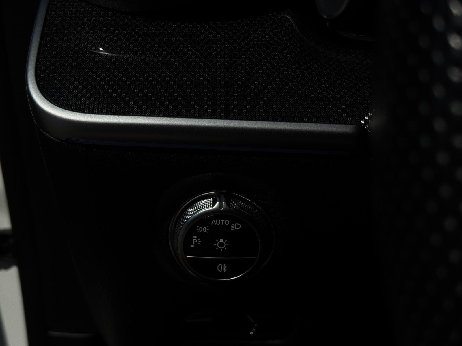 Blå Mercedes C300 e fra 2023