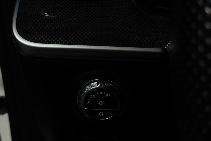 Blå Mercedes C300 e fra 2023