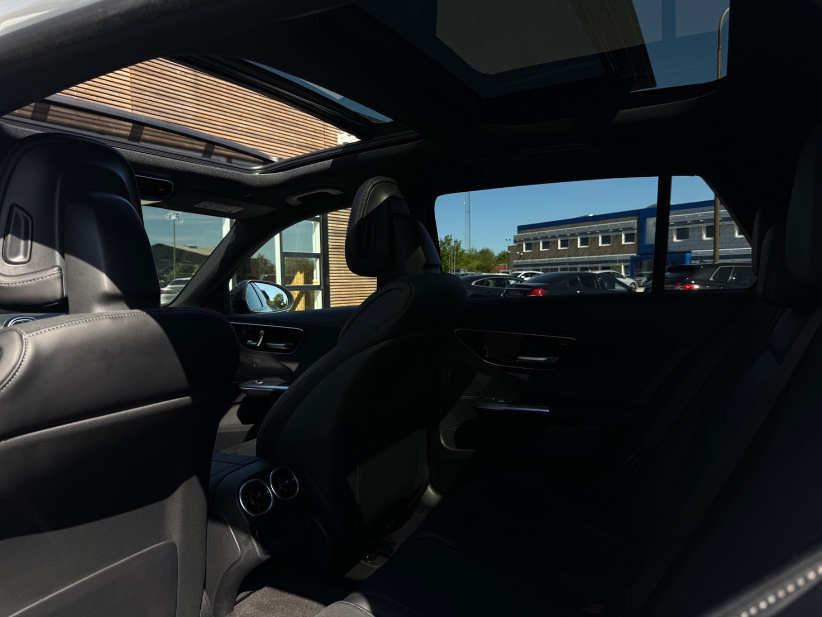 Blå Mercedes C300 e fra 2023