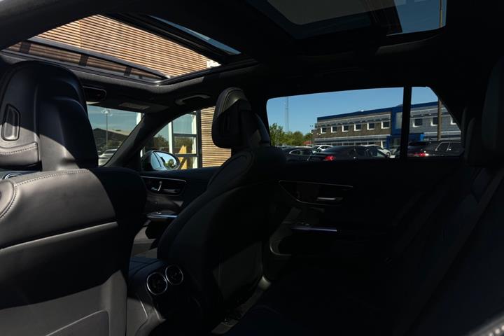 Blå Mercedes C300 e fra 2023