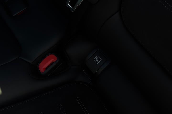 Blå Mercedes C300 e fra 2023